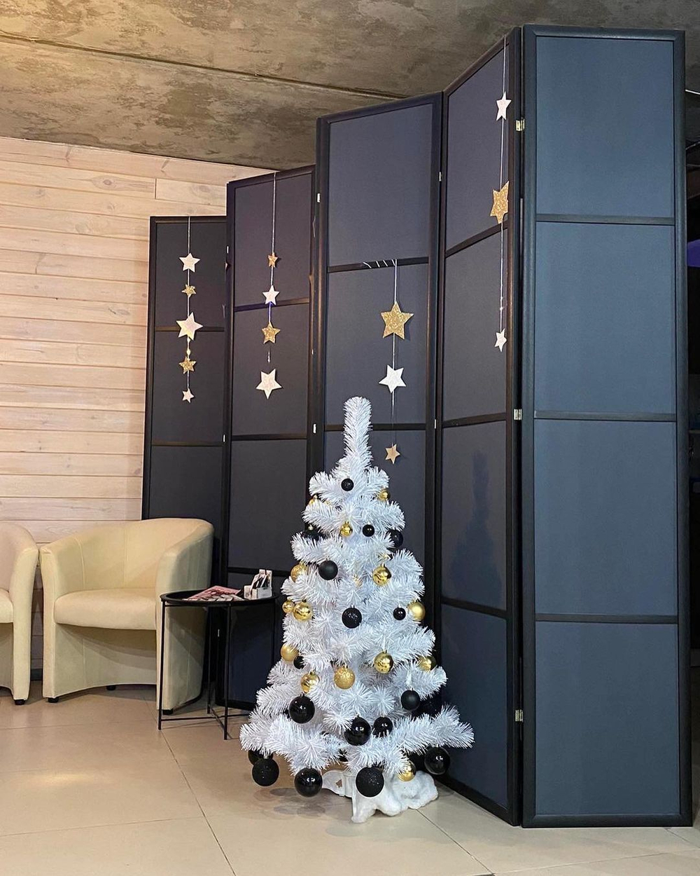 Ширма в темной раме классическая