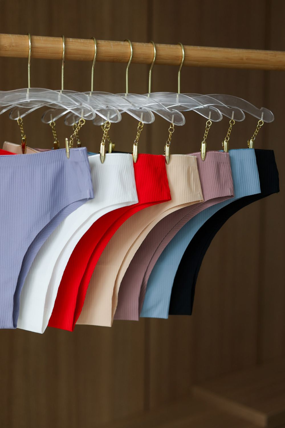 Трусики-танга в базовому дизайні