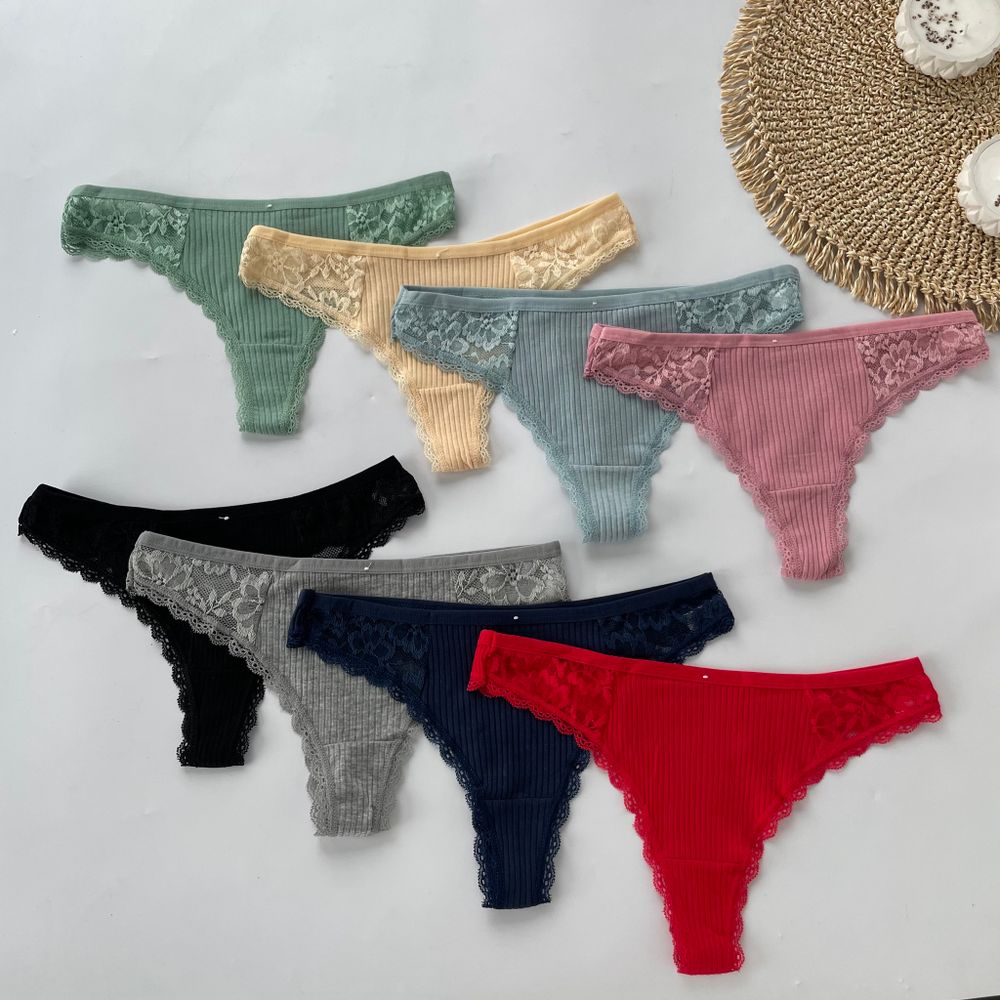 Стрінги в рубчик з ажурними вставками