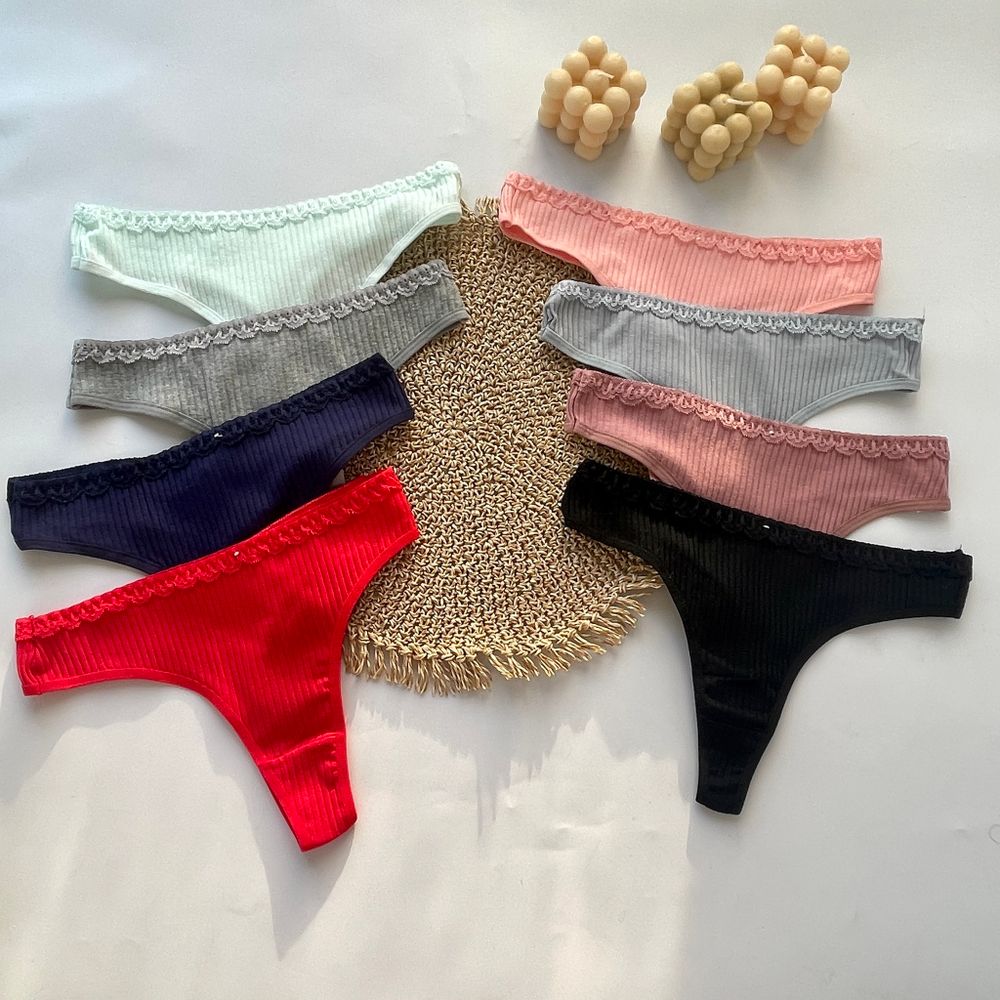 Стрінги в рубчик з ажурнимою вставкою