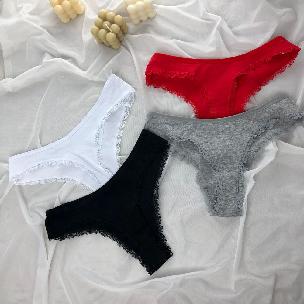 Гладенькі стрінги з ажурною вставкою