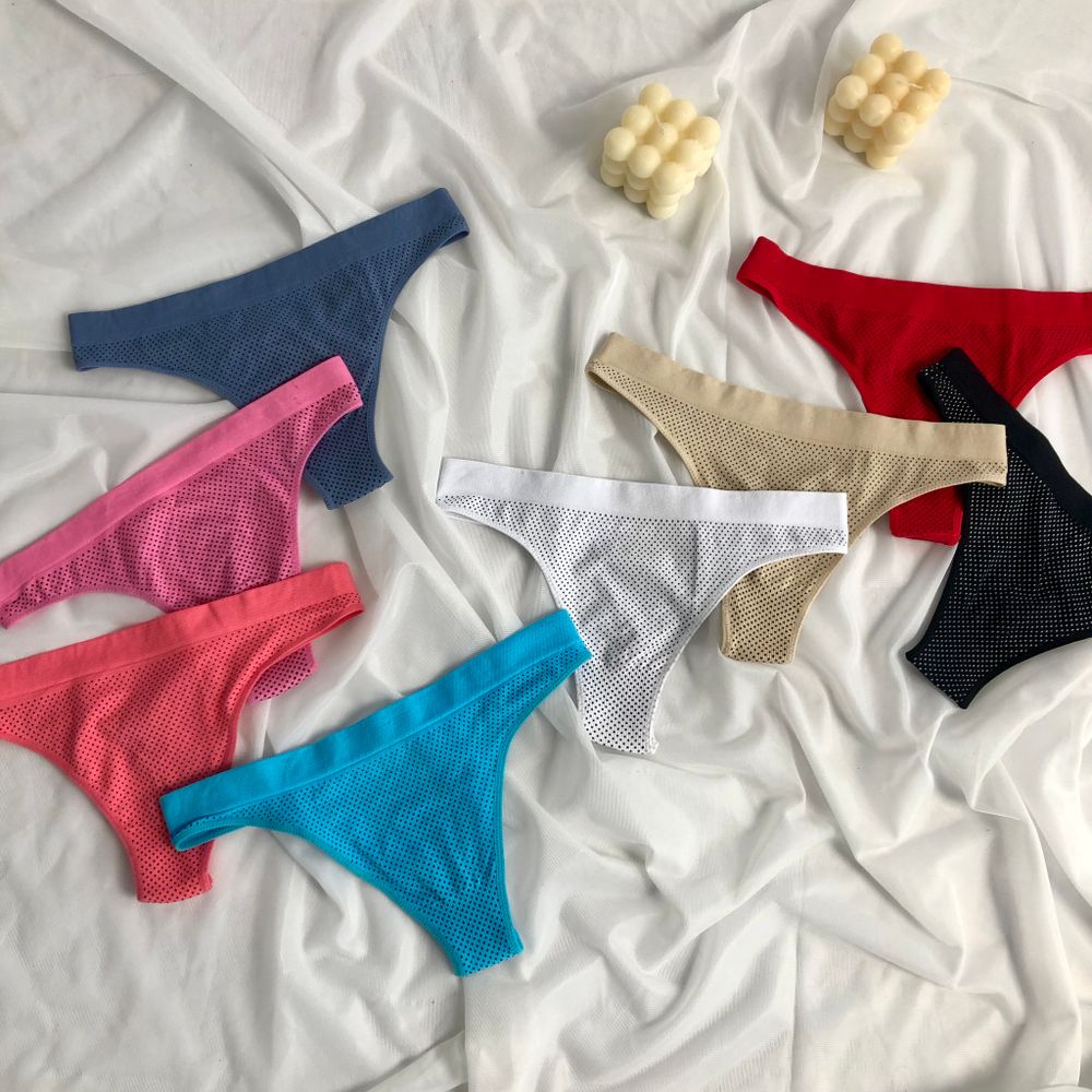 Стрінги в мілкий горошок