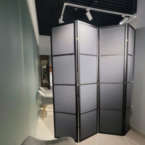 Ширма в темной раме классическая