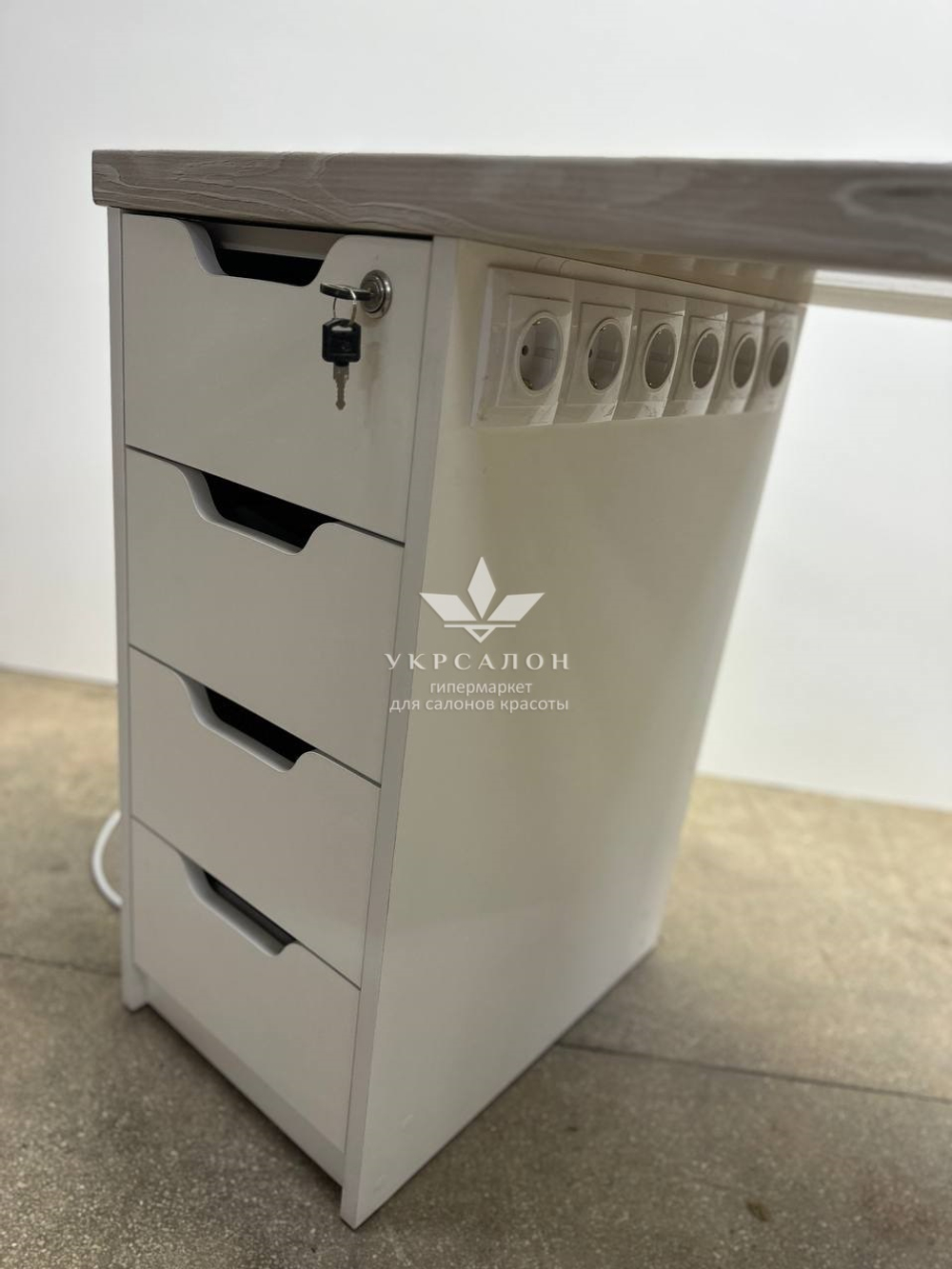 Маникюрный стол Mark SM-100 с металлической ножкой