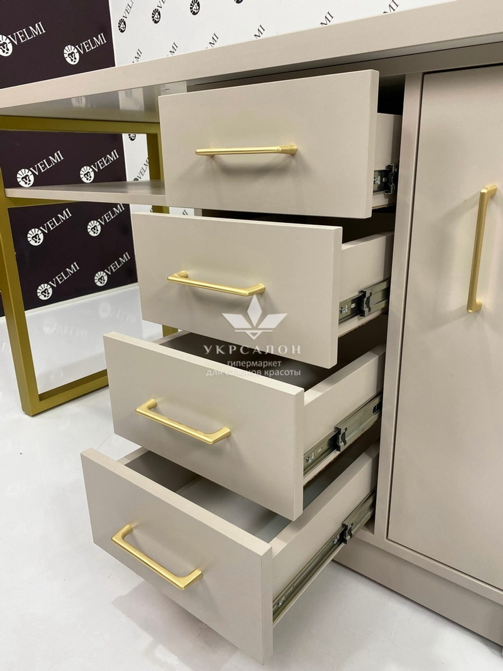 Манікюрний стіл Cashmere