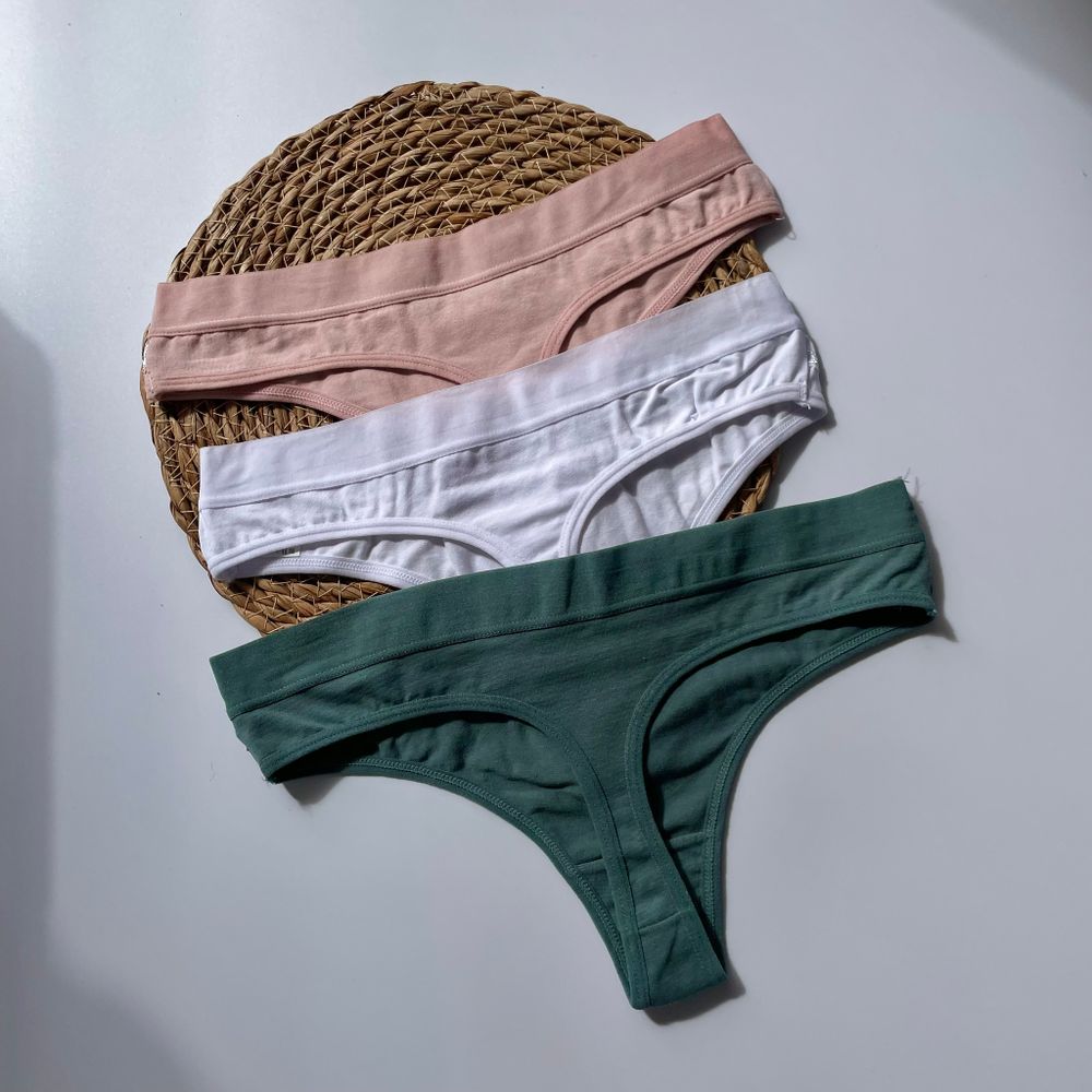 Гладенькі стрінги з ажурною вставкою