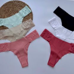 Безшовні стрінги з мереживними вставками