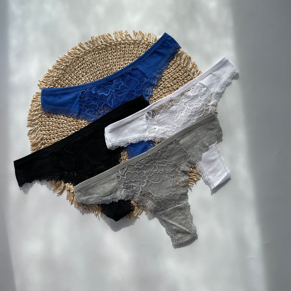 Стрінги з мереживом в центрі