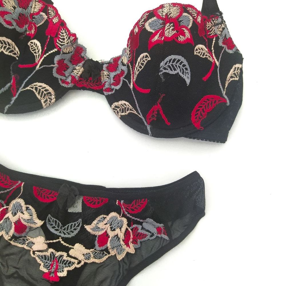 Комплект с вышивкой