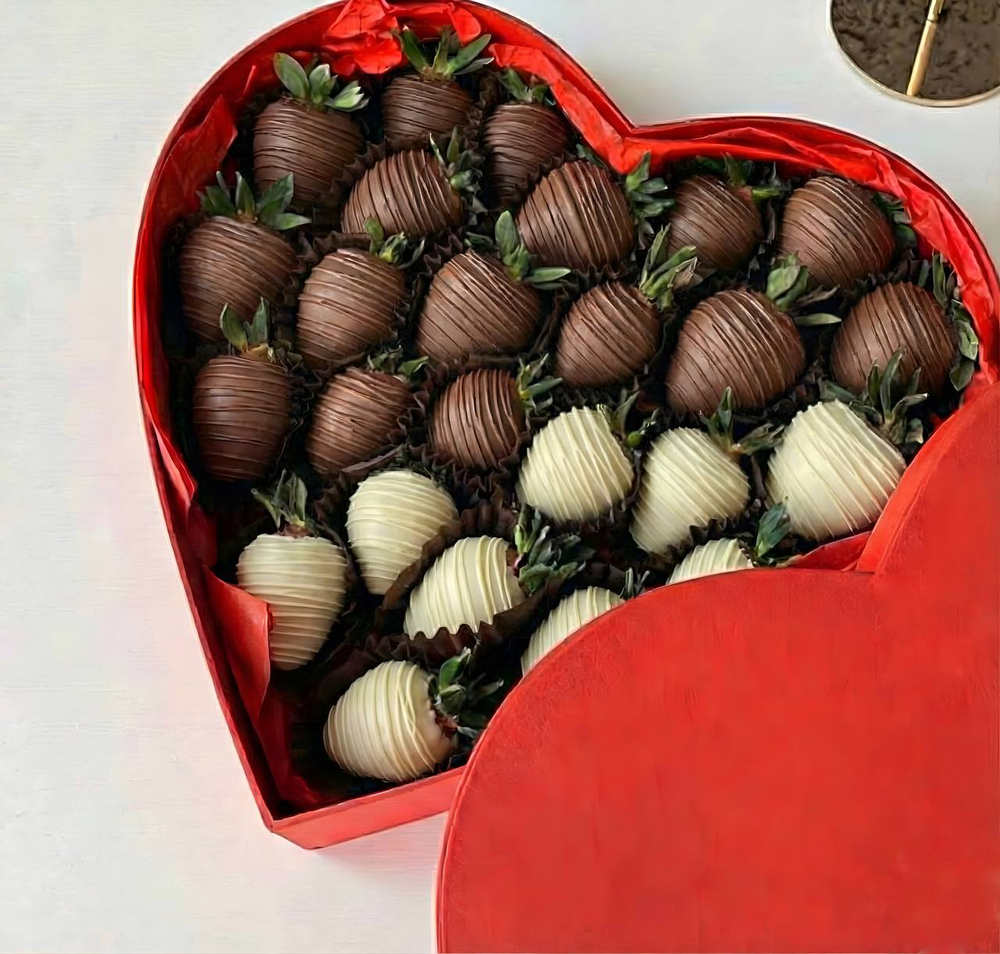 Полуниця у молочному та білому шоколаді у коробці серце