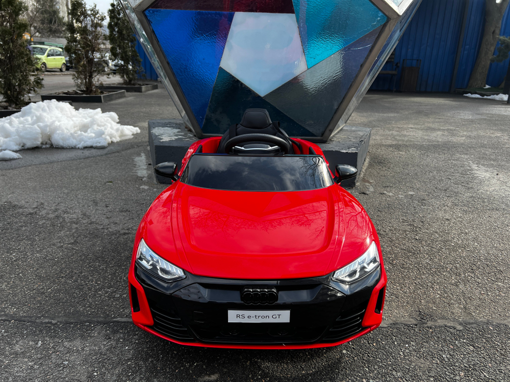 Дитячий електромобіль Audi e-tron GT "WeKids Cars"