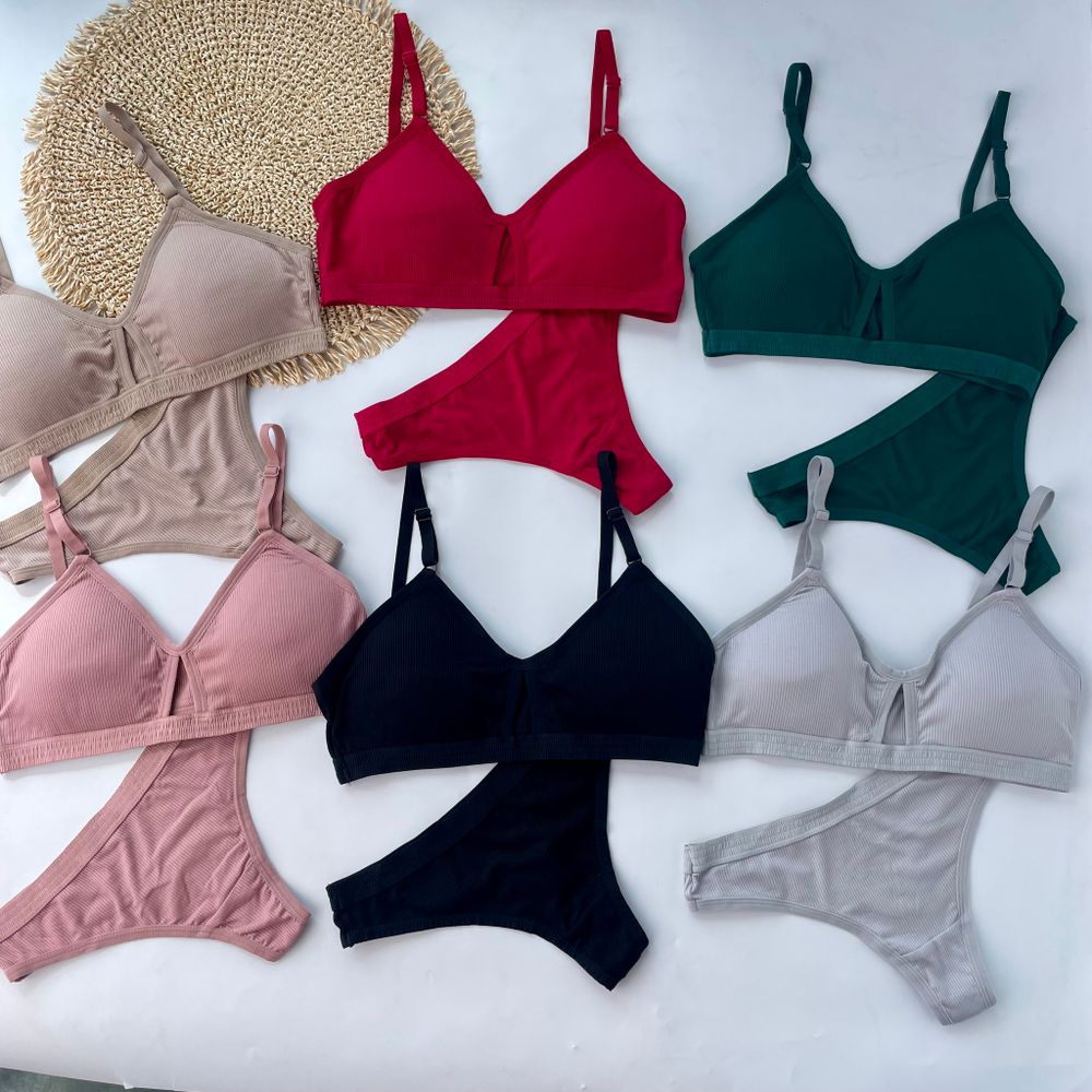 Комплект з декоративним прорізом на топі