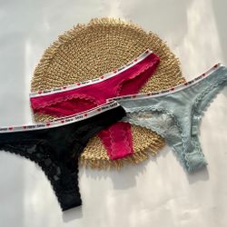 Мереживні стрінги з гладенькою вставкою