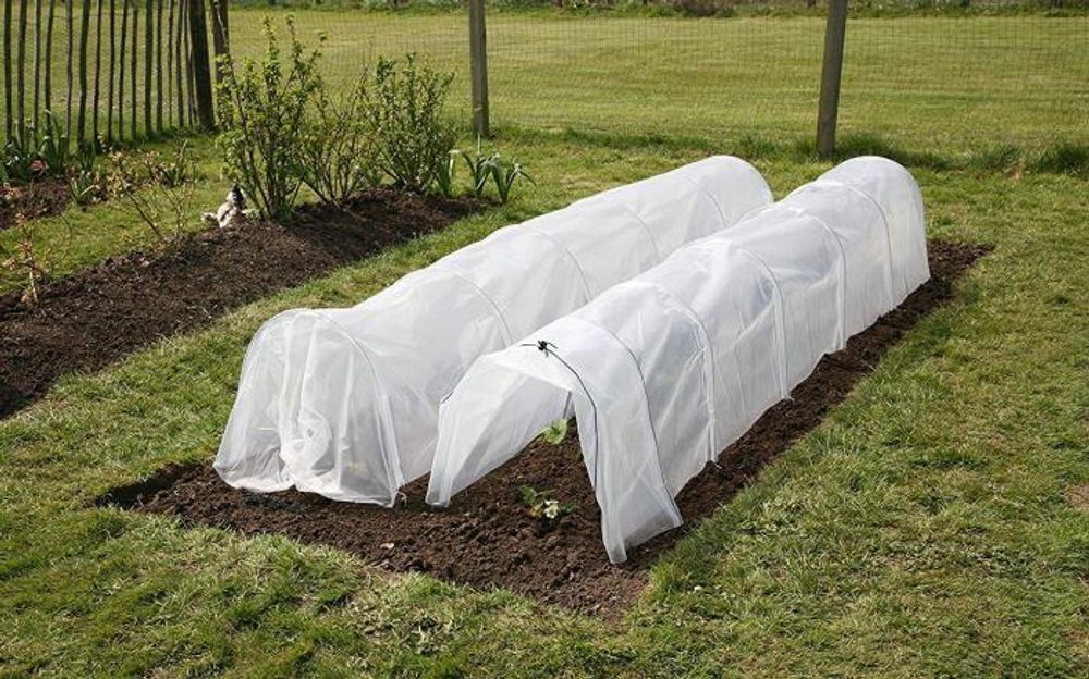 Парник "Гигант" (длинна-4м, ширина-160см, высота-120см,). Плотность 60г/м2.