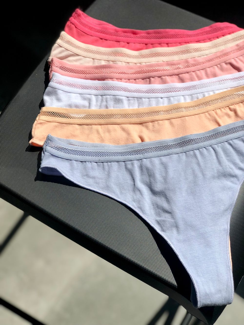 Стрінги зсітчатою вставкою на резенці