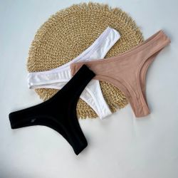 Гладенькі стрінги з маленькою нашивкою