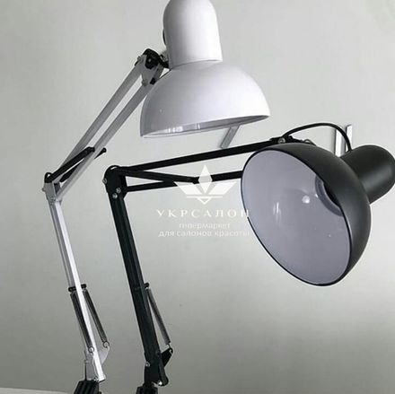 Лампа на штативі