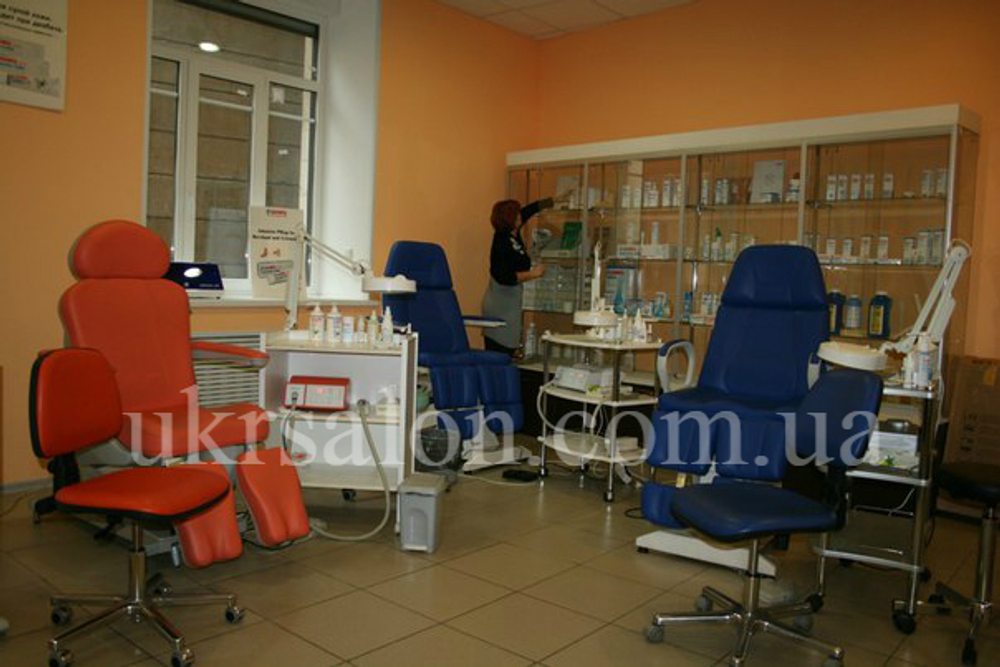 Педикюрно-косметологическое кресло FUT-PROFI-1