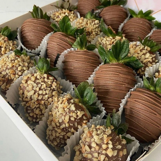 Полуниця у молочному шоколаді з горіхами