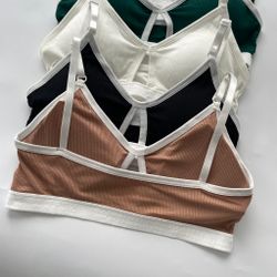 Зручний комплект з вирізом на топі