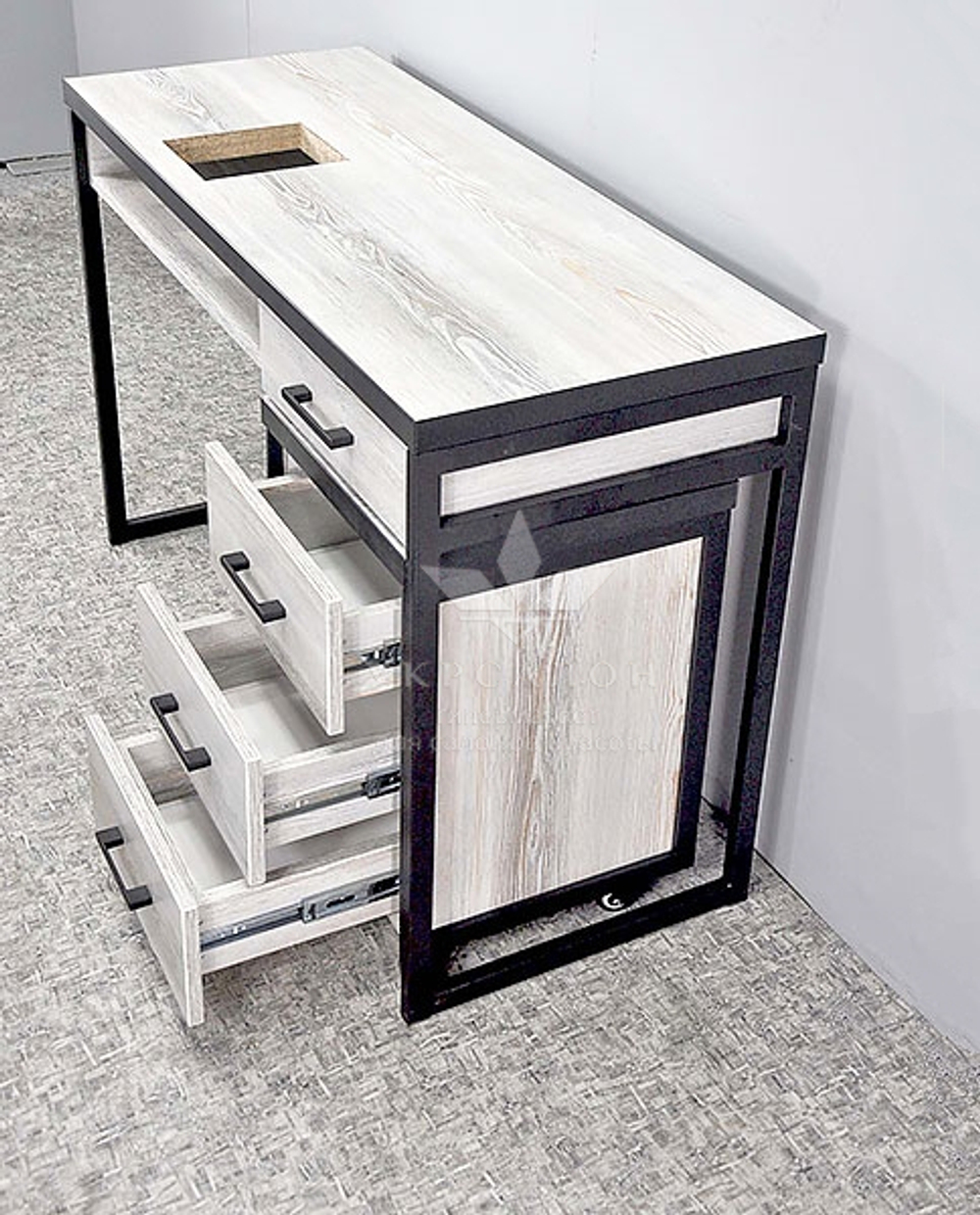 Манікюрний стіл 301