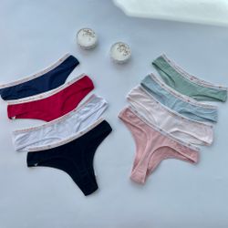 Гладенькі стрінги з написом на резинці