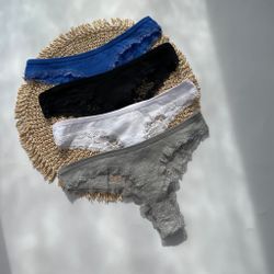 Стрінги з мереживом в центрі