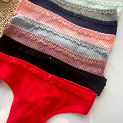 Стрінги в рубчик з ажурнимою вставкою