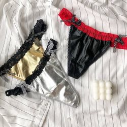 Полуажурные блестящие стринги