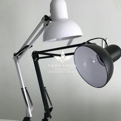 Лампа на штативі