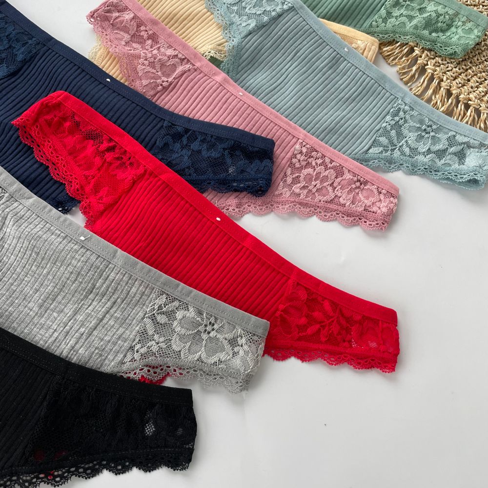 Стрінги в рубчик з ажурними вставками