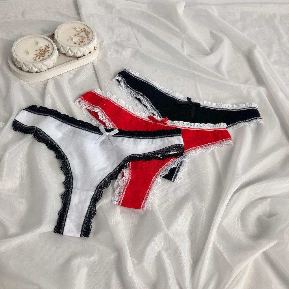 Гладекькі стрінги з мереживною окантовкою