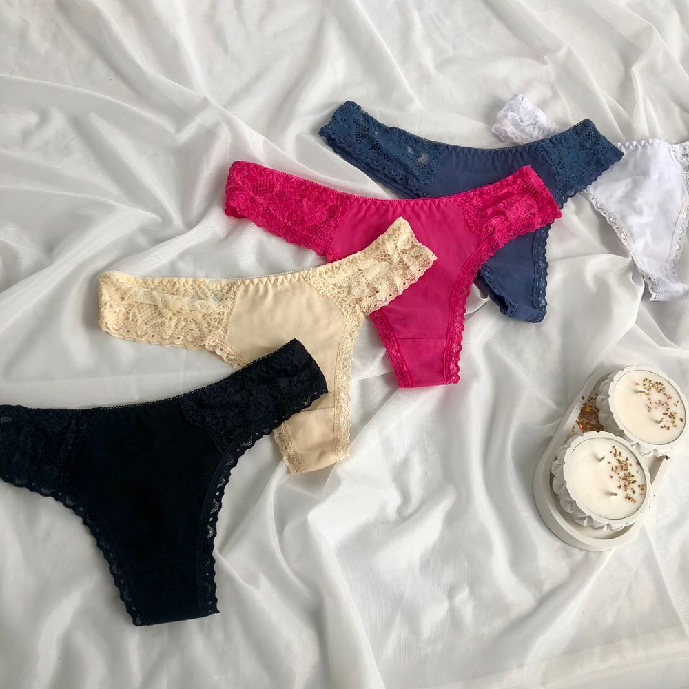 Стрінги з мереживними вставками по боках