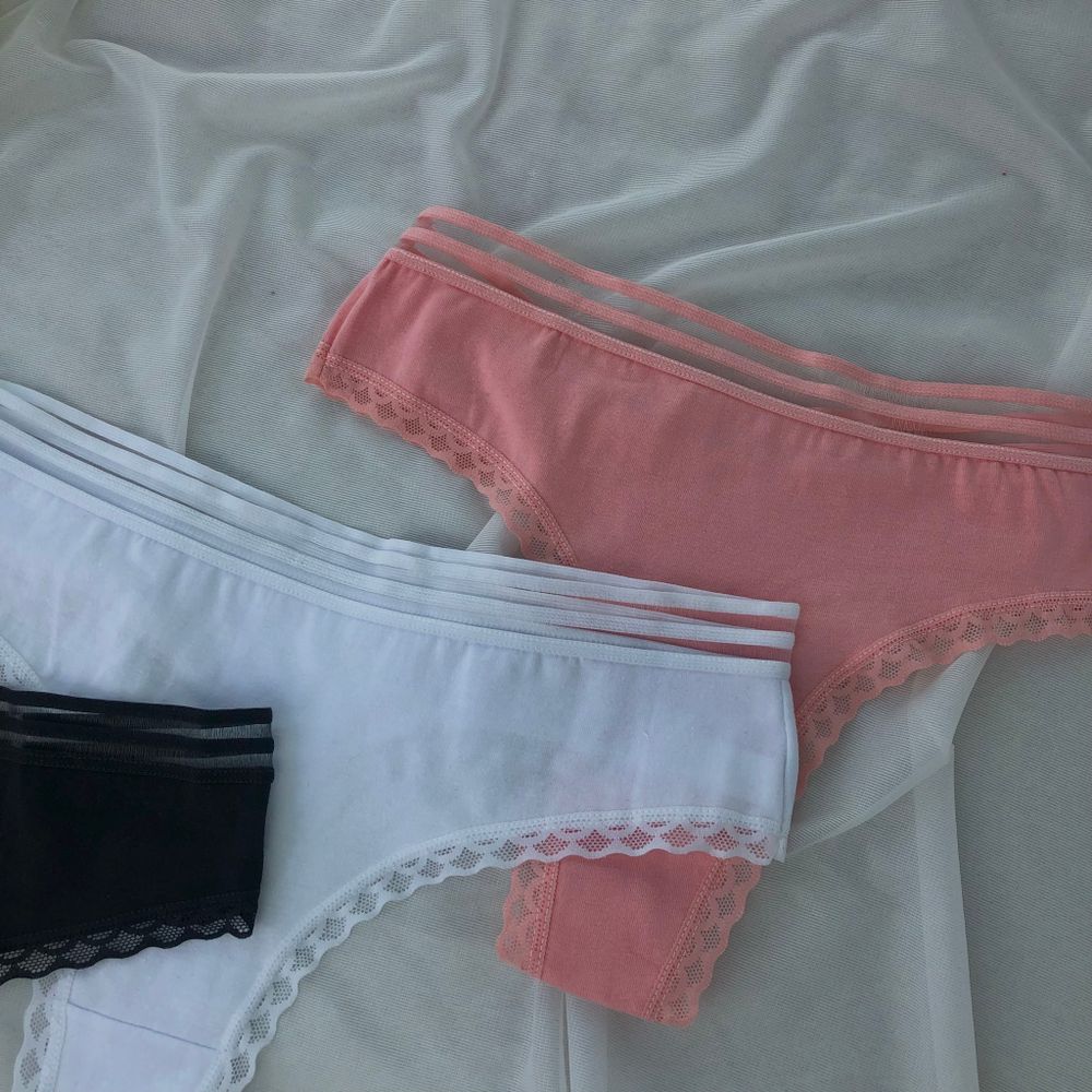 Класичні стрінги з декорованою резинкою