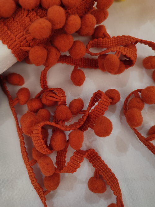 Помпоны на тесьме (1 см)