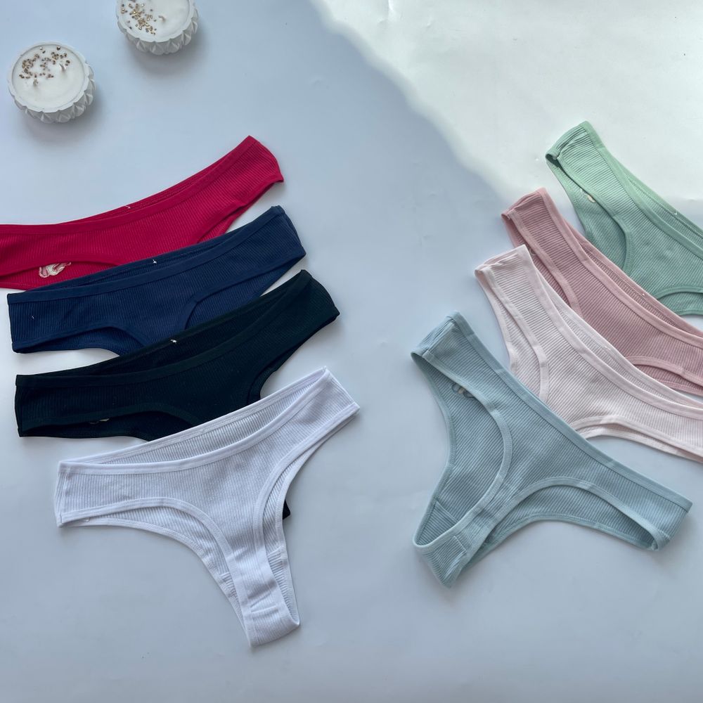 Стрінги з мінімальним малюнком