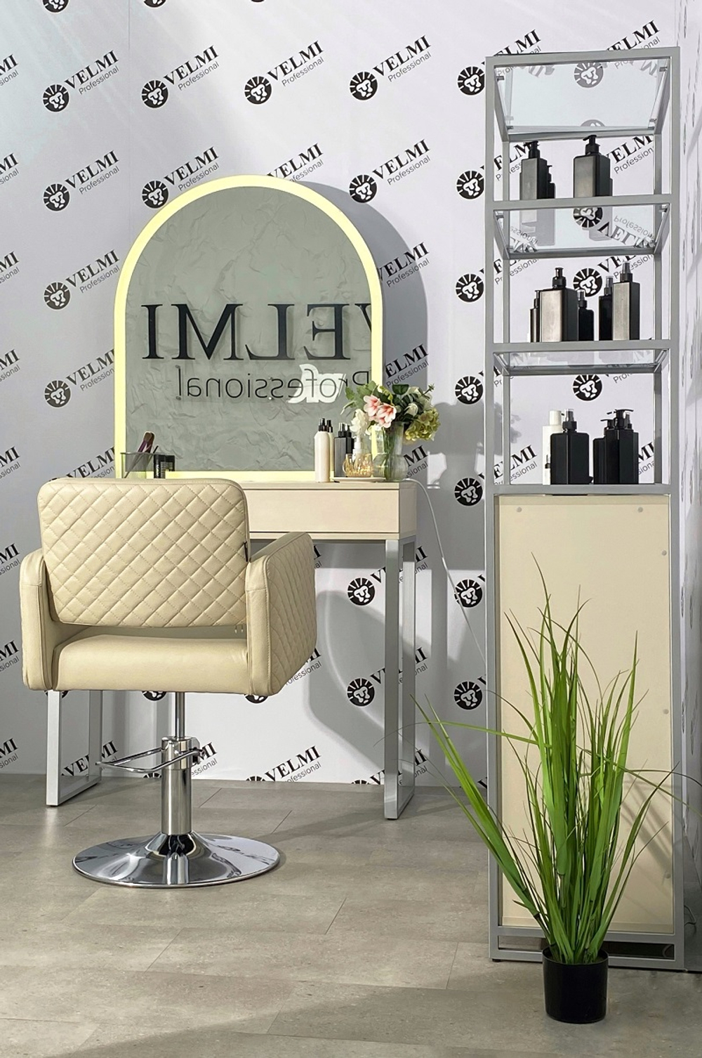 Витрина для салона красоты Iris