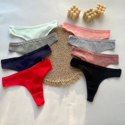 Стрінги в рубчик з ажурнимою вставкою