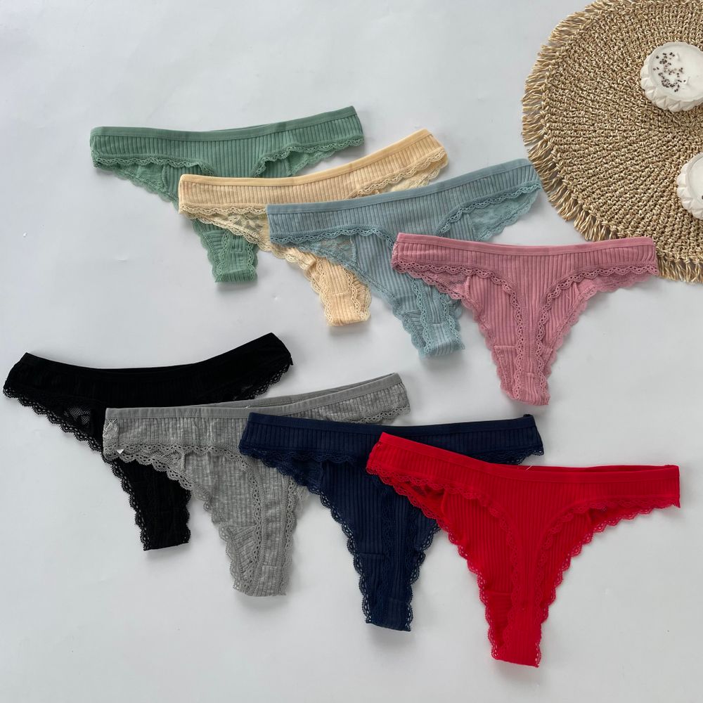 Стрінги в рубчик з ажурними вставками