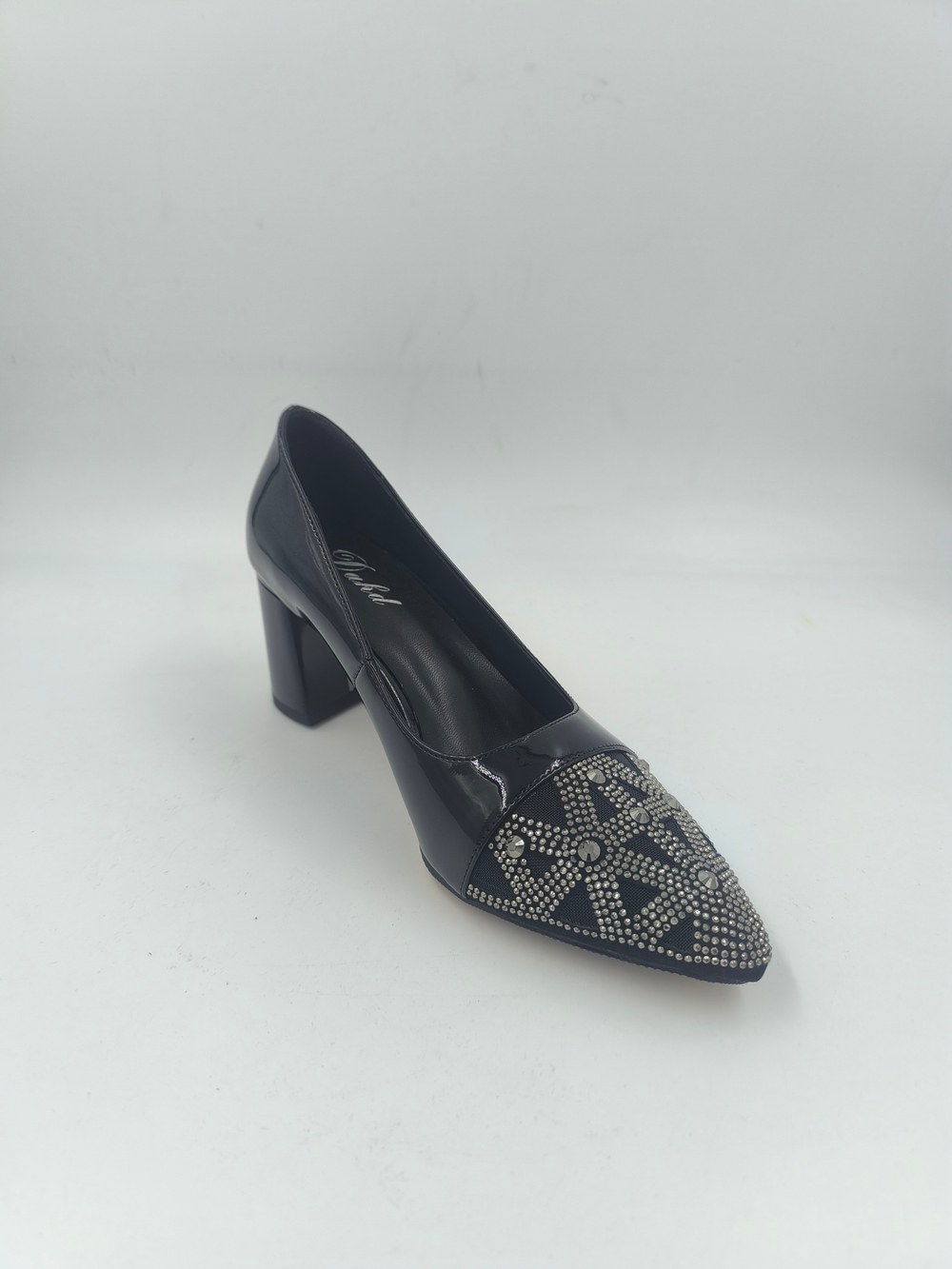 Женские туфли на каблуке из искусственной кожи с декором/
Размеры 35-40