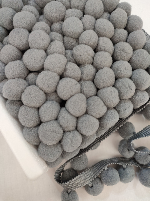 Помпоны на тесьме (2 см)