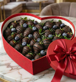 Полуниця у чорному шоколаді з ягодами лохини у коробці серце