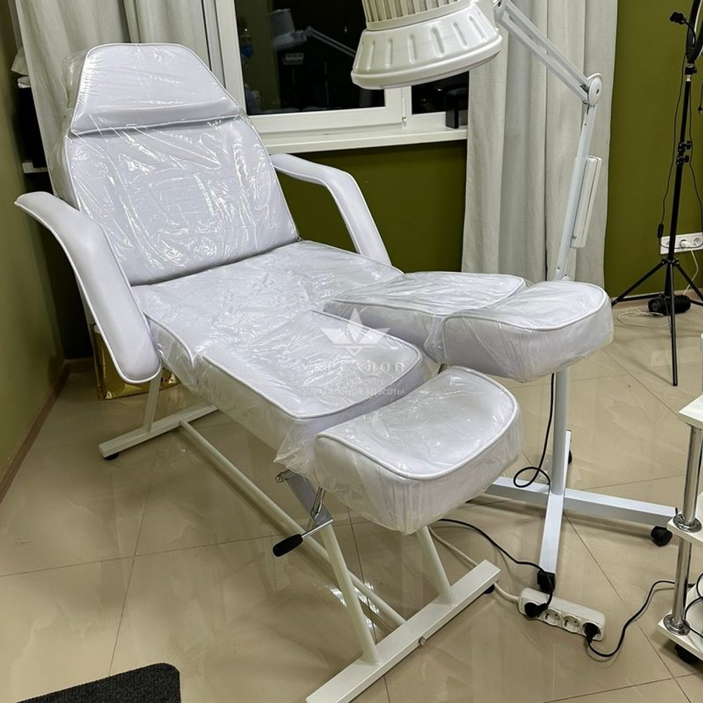 Педикюрно-косметологическая кушетка 240