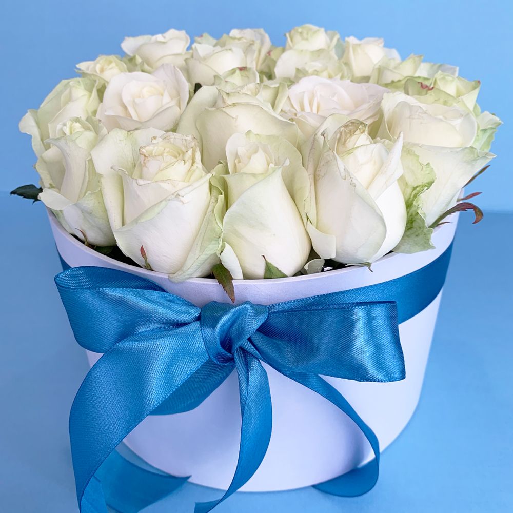 Білі троянди в коробці на виписку з пологового будинку