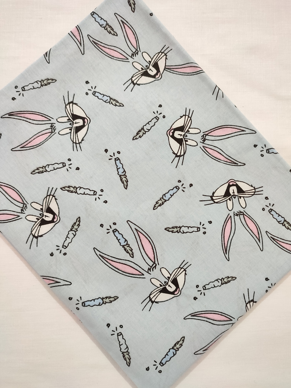 Bugs Bunny на серо-голубом фоне