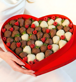 Полуниця у молочному та білому шоколаді з малиною у преміум коробці серце