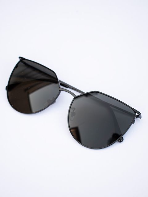 Великі сонцезахисні окуляри в чорній оправі Zuzu