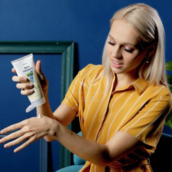 Крем-скраб для тіла Gloria Botanix Skin Helpers з трирівневим абразивом і комплексом поживних масел