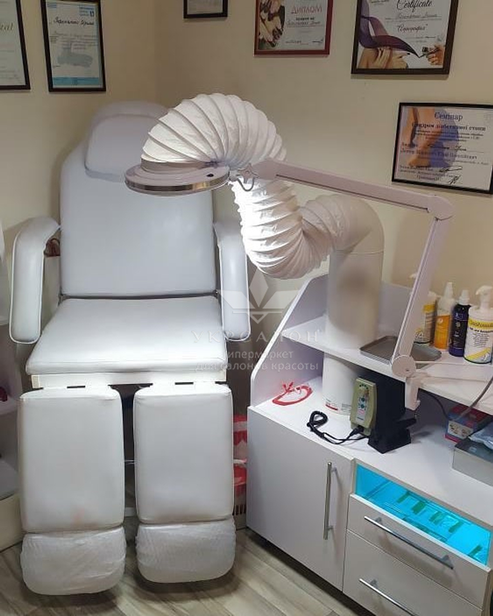 Профессиональная вытяжка для педикюра Universal