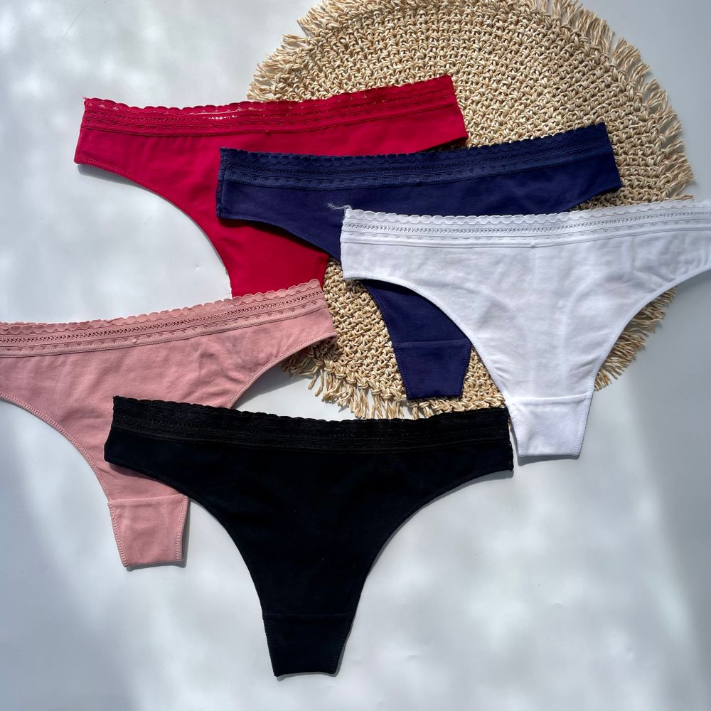 Стрінги гладенькі спереду, мереживні ззаду